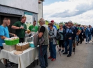 Osebje planinske koče deli okusen golaž