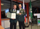 Dobitnik priznanja ZVVS Martin Pajek in podeljevalec Božo Majcen
